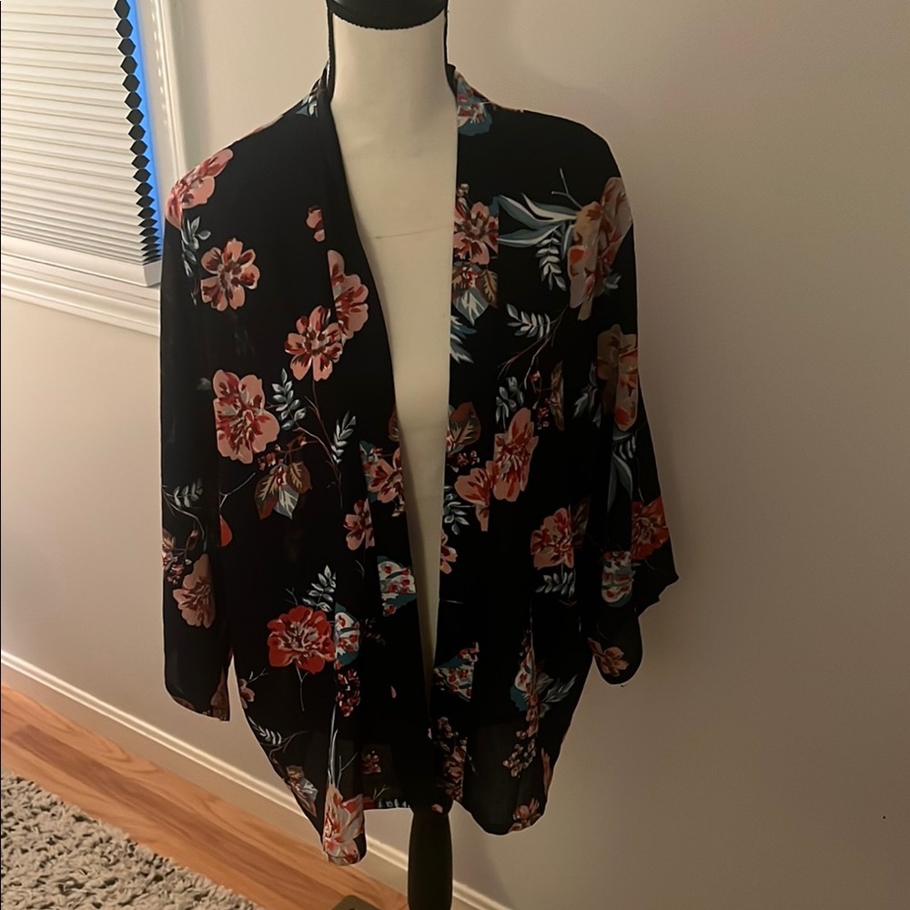 NWOT Do Everything in Love Floral Kimono - navy floral